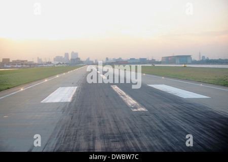 Vista in elevazione della pista di aeroporto, London, Regno Unito Foto Stock