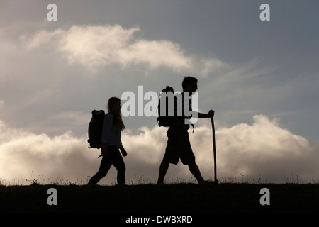 Gli escursionisti con zaino e bastone da passeggio Foto Stock