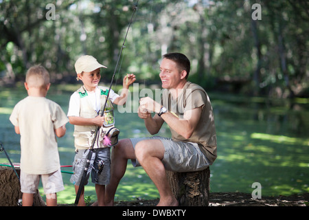 Padre e figli sul viaggio di pesca Foto Stock