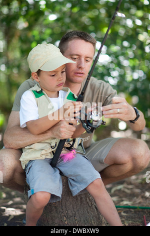 Padre e figlio sul viaggio di pesca Foto Stock