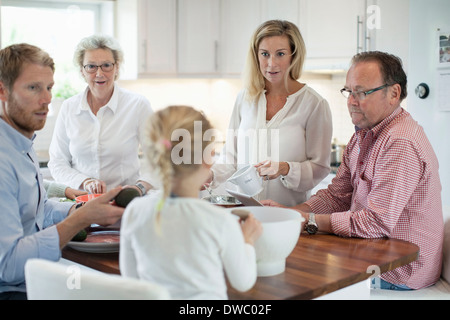 Famiglia preparare il cibo insieme in cucina Foto Stock