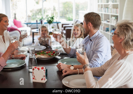 Multi-generazione famiglia a pranzo insieme Foto Stock