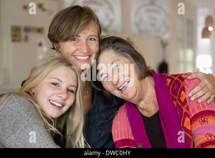 Ritratto di felice la generazione di tre femmine a casa Foto Stock