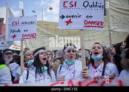 Parigi, Francia. 4 Mar 2014. Manifestazione a Parigi il 4 marzo 2014 di infermieri per il ritorno di stage durante il corso di formazione. Una delegazione è stata ricevuta presso il Ministero mentre gli infermieri hanno continuato a protestare. Credito: Michael Bunel/NurPhoto/ZUMAPRESS.com/Alamy Live News Foto Stock