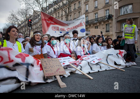 Parigi, Francia. 4 Mar 2014. Manifestazione a Parigi il 4 marzo 2014 di infermieri per il ritorno di stage durante il corso di formazione. Una delegazione è stata ricevuta presso il Ministero mentre gli infermieri hanno continuato a protestare. Credito: Michael Bunel/NurPhoto/ZUMAPRESS.com/Alamy Live News Foto Stock