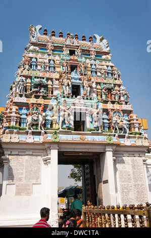 L' India , il Tamil Nadu , Kanchipuram , 6 sesto secolo Sri Ekambareswarar indù tempio di Shiva tetto dettaglio nelle figure fig. Foto Stock