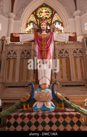 India capitale del Tamil Nadu Chennai Madras Sud Sud Gesù inchiodato alla croce crocifisso altare vetrate Foto Stock