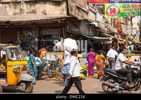 India capitale del Tamil Nadu Chennai Madras sud sud occupato negozi street scene in moto un tuk tuk acquirenti testa a sacco Foto Stock