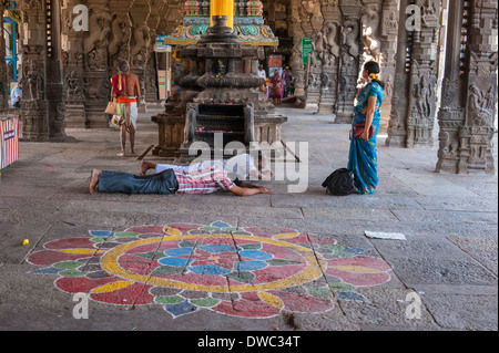 India Tamil Nadu Kanchipuram Sri Ekambaranathar Tempio Ekambareswarar templi indù Shiva vi secolo prostrati adoratori di uomini donne monaco pellegrino Foto Stock