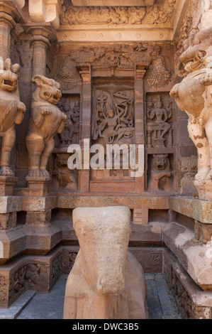 India del Sud , il Tamil Nadu , Kanchipuram , 6 del sesto secolo Sri Kanchi Kailasanthar indù tempio di Shiva bassorilievo figure di animali Foto Stock