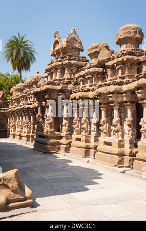 India del Sud , il Tamil Nadu , Kanchipuram , 6 del sesto secolo Sri Kanchi Kailasanthar indù tempio di Shiva shikara torre bassorilievo Foto Stock