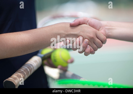 I giocatori di tennis stringono le mani Foto Stock