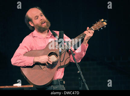 Berlino, Germania. 4 Mar 2014. Noi cantante-song writer chitarrista e attore Bonnie Prince Billy alias si esegue a Oldham in l apostolo Paolo Chiesa a Berlino, Germania, 4 marzo 2014. Foto: Roland Popp/dpa/Alamy Live News Foto Stock