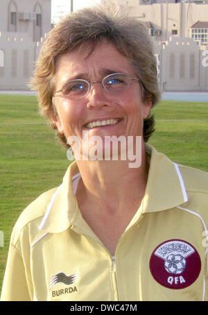 German National Soccer team coach del Qatar donne Monika Staab sorge sul campo pratica a Doha, Qatar, 05 marzo 2014. Per più di un anno il 55 anno-vecchio è stato il National head coach delle donne del soccer team in Qatar. Lei pensa a 2022 uomini di coppa del mondo in estate è impossibile. Foto: ULLI BUENGER Foto Stock