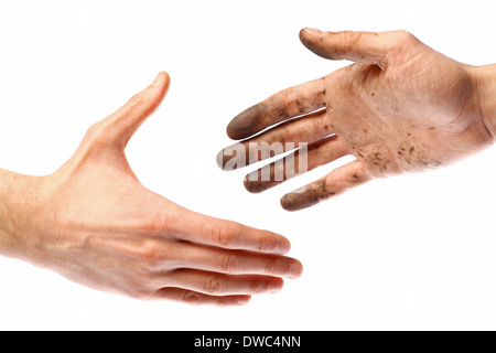 Stretta di mano con una mano sporca e una pulita. Foto Stock
