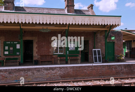 Stazione di Shillingstone nel Dorset è sottoposto a un grande progetto di rinnovamento da hard working team di volontari entusiasti Foto Stock