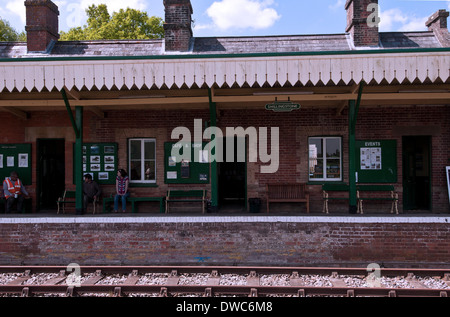 Stazione di Shillingstone nel Dorset è sottoposto a un grande progetto di rinnovamento da hard working team di volontari entusiasti Foto Stock