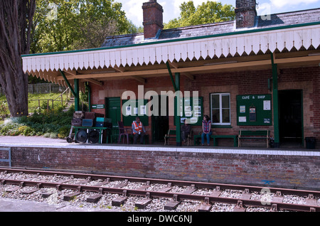 Stazione di Shillingstone nel Dorset è sottoposto a un grande progetto di rinnovamento da hard working team di volontari entusiasti Foto Stock