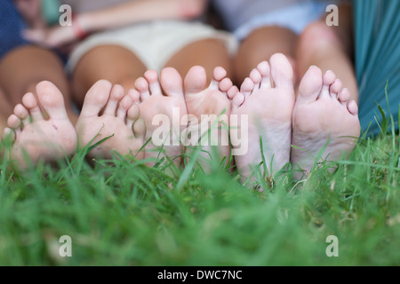 Ritagliato colpo di giovani donne gambe e piedi camping Foto Stock