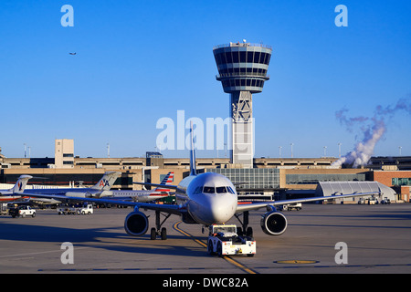 Terminale e la torre di controllo dell'aeroporto di Philadelphia, Pennsylvania, STATI UNITI D'AMERICA Foto Stock