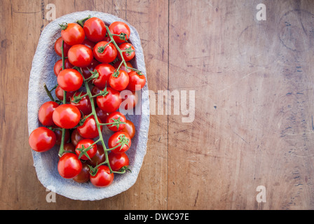 Ancora la vita di ciliegia pomodori a grappolo in contenitore di cartone Foto Stock