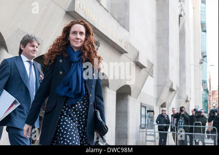 Londra, Regno Unito. 5 Marzo, 2014. Old Bailey, Londra, Regno Unito. Rebecca Brooks lascia la Old Bailey dopo negando 'copertura " la misura di hacking telefono presso le notizie del mondo nel 2009 quando divenne amministratore delegato di News International. Nella foto: Rebecca Brooks. Credito: Lee Thomas/Alamy Live News Foto Stock