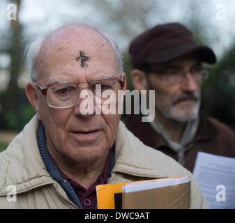 Londra, Regno Unito. 5 Mar 2014. La pace cristiana attivisti e sostenitori hanno tenuto la loro annuale di liturgia del Mercoledì delle Ceneri di fronte al Ministero della Difesa per chiedere il rimorso per le guerre che il Regno Unito ha impegnato. Credito: Gail Orenstein/ZUMAPRESS.com/Alamy Live News Foto Stock