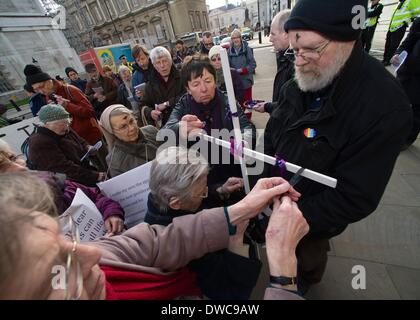 Londra, Regno Unito. 5 Mar 2014. La pace cristiana attivisti e sostenitori hanno tenuto la loro annuale di liturgia del Mercoledì delle Ceneri di fronte al Ministero della Difesa per chiedere il rimorso per le guerre che il Regno Unito ha impegnato. Credito: Gail Orenstein/ZUMAPRESS.com/Alamy Live News Foto Stock