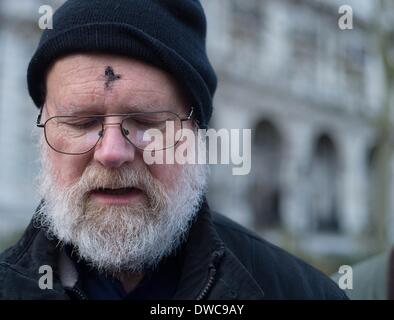 Londra, Regno Unito. 5 Mar 2014. La pace cristiana attivisti e sostenitori hanno tenuto la loro annuale di liturgia del Mercoledì delle Ceneri di fronte al Ministero della Difesa per chiedere il rimorso per le guerre che il Regno Unito ha impegnato. Credito: Gail Orenstein/ZUMAPRESS.com/Alamy Live News Foto Stock