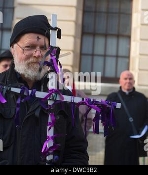 Londra, Regno Unito. 5 Mar 2014. La pace cristiana attivisti e sostenitori hanno tenuto la loro annuale di liturgia del Mercoledì delle Ceneri di fronte al Ministero della Difesa per chiedere il rimorso per le guerre che il Regno Unito ha impegnato. Credito: Gail Orenstein/ZUMAPRESS.com/Alamy Live News Foto Stock