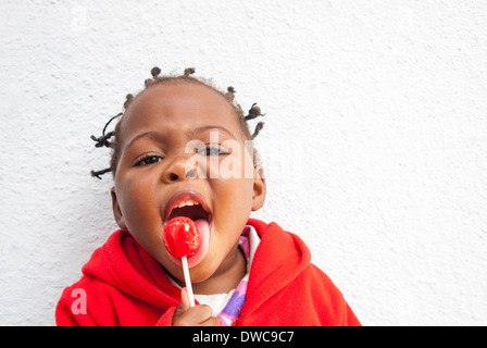 Ritratto di donna toddler godendo lecca-lecca Foto Stock