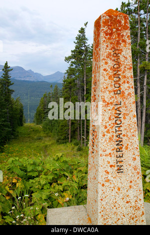 Confine internazionale marker al Waterton-Glacier Parco internazionale della pace a Montana, USA e Alberta, Canada. Foto Stock