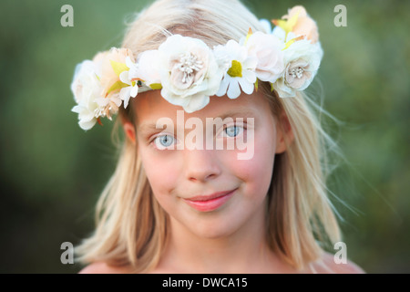 Ritratto di ragazza con una ghirlanda di fiori tra i capelli Foto Stock