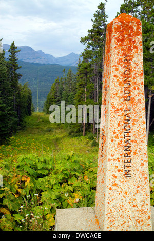 Confine internazionale marker al Waterton-Glacier Parco internazionale della pace a Montana, USA e Alberta, Canada. Foto Stock