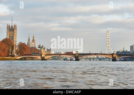 Vista di Lambeth Bridge e Case del Parlamento sul Tamigi, London, Regno Unito Foto Stock