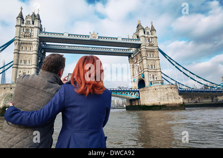 Coppia turista giovane fotografa il Tower Bridge di Londra, Regno Unito Foto Stock