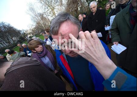 Londra, Regno Unito. 5 Mar 2014. La pace cristiana attivisti e sostenitori hanno tenuto la loro annuale di liturgia del Mercoledì delle Ceneri di fronte al Ministero della Difesa per chiedere il rimorso per le guerre che il Regno Unito ha impegnato. Credito: Gail Orenstein/ZUMAPRESS.com/Alamy Live News Foto Stock