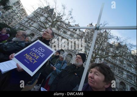 Londra, Regno Unito. 5 Mar 2014. La pace cristiana attivisti e sostenitori hanno tenuto la loro annuale di liturgia del Mercoledì delle Ceneri di fronte al Ministero della Difesa per chiedere il rimorso per le guerre che il Regno Unito ha impegnato. Credito: Gail Orenstein/ZUMAPRESS.com/Alamy Live News Foto Stock
