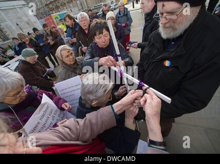 Londra, Regno Unito. 5 Mar 2014. La pace cristiana attivisti e sostenitori hanno tenuto la loro annuale di liturgia del Mercoledì delle Ceneri di fronte al Ministero della Difesa per chiedere il rimorso per le guerre che il Regno Unito ha impegnato. Credito: Gail Orenstein/ZUMAPRESS.com/Alamy Live News Foto Stock