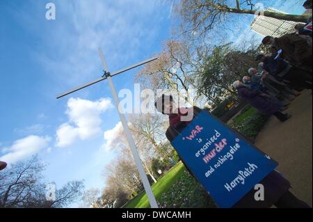 Londra, Regno Unito. 5 Mar 2014. La pace cristiana attivisti e sostenitori hanno tenuto la loro annuale di liturgia del Mercoledì delle Ceneri di fronte al Ministero della Difesa per chiedere il rimorso per le guerre che il Regno Unito ha impegnato. Credito: Gail Orenstein/ZUMAPRESS.com/Alamy Live News Foto Stock