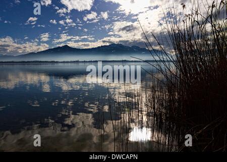 Alpi bavaresi visto da di Herrenchiemsee, Chiemsee, Alta Baviera, Germania, Europa - 1 Febbraio 2014 Foto Stock