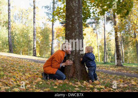 Padre e figlio giocare al fondo della struttura ad albero Foto Stock