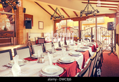 Interno di un ristorante moderno e vintage design misto. Foto Stock