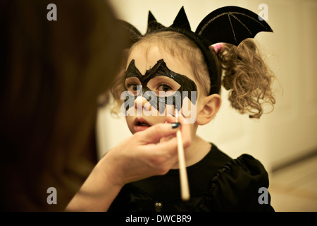 Pittura madre figlie volto per halloween costume bat Foto Stock