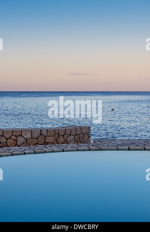 Spa piscina che si affaccia sull'oceano, Negril, Giamaica Foto Stock