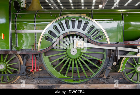 GNR n. 1 Classe Stirling singolo express locomotiva passeggeri costruite 1870 dettaglio illustrante la piastra di creatori e ruota motrice Foto Stock