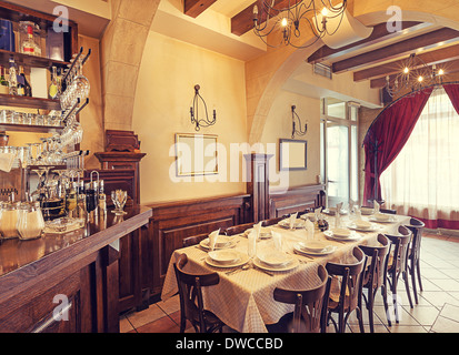 Interno di un ristorante moderno e vintage design misto. Foto Stock