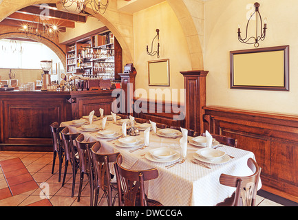 Interno di un ristorante moderno e vintage design misto. Foto Stock