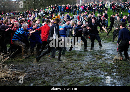 Ashbourne, Derbyshire, Regno Unito. Il 5 marzo 2014. Il Mercoledì delle Ceneri e il giorno due di shrovetide football match .Fino,ards vai al giorno due leader di uno zero alla fine del gioco la scorsa notte.Per ogni giornata di gioco ha iniziato a 14.00am da shawcroft parcheggio nel centro del paese.L'onore di 'Turning up' la palla è andato al signor Steven Bott exengineer e appassionato sportivo.un gran numero di gente del posto si è rivelata oggi per guardare e prendere parte al gioco storico. Credito: Ian Francesco/Alamy Live News Foto Stock