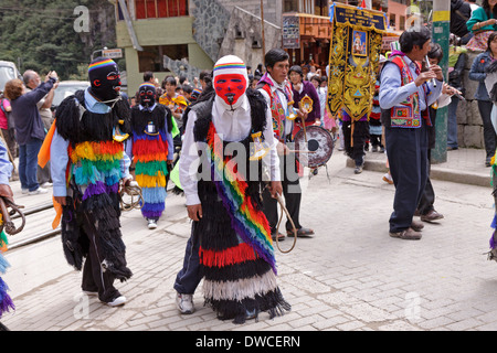 Costume tradizionale sfilata in Aguas Calientes, Perù, Sud America Foto Stock